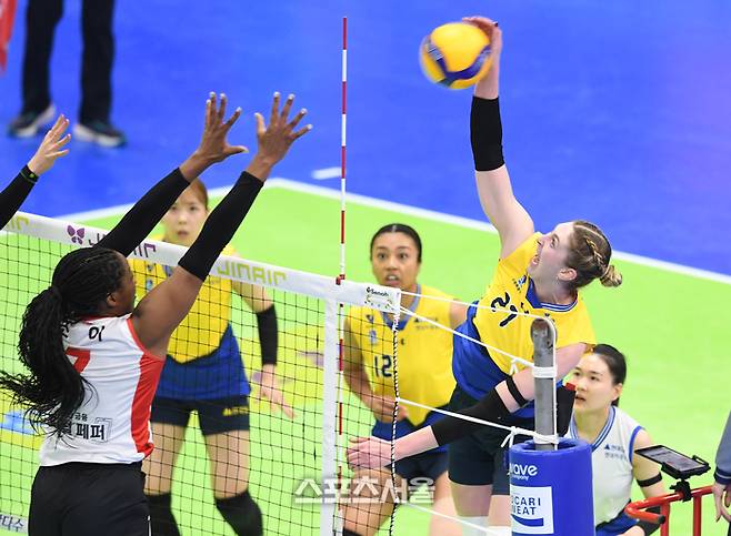 현대건설 카리(오른쪽)가 21일 수원체육관에서 열린 2025-2026 V리그 여자부 페퍼저축은행과의 경기에서 스파이크 공격을 하고 있다, 2026. 1. 21. 수원 | 박진업 기자 upandup@sportsseoul.com