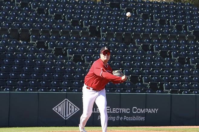 SSG 고명준이 미국 플로리다 스프링캠프에서 3루 수비 훈련을 소화하고 있다. 사진 | SSG 랜더스