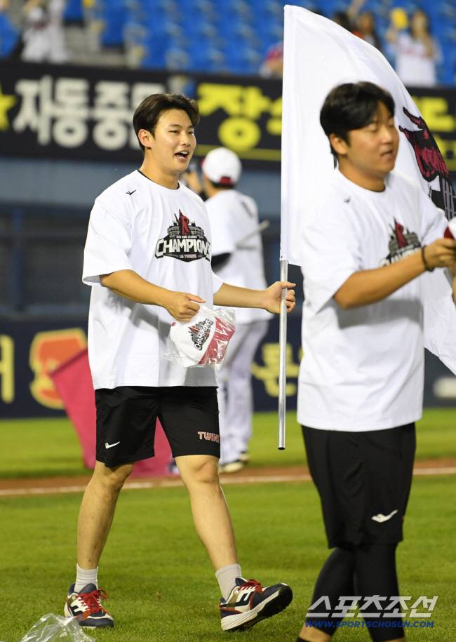 1일 잠실구장에서 정규리그 우승을 확정 지은 LG 트윈스 김영우가 기뻐하고 있다. 잠실=박재만 기자 pjm@sportschosun.com/2025.10.01/