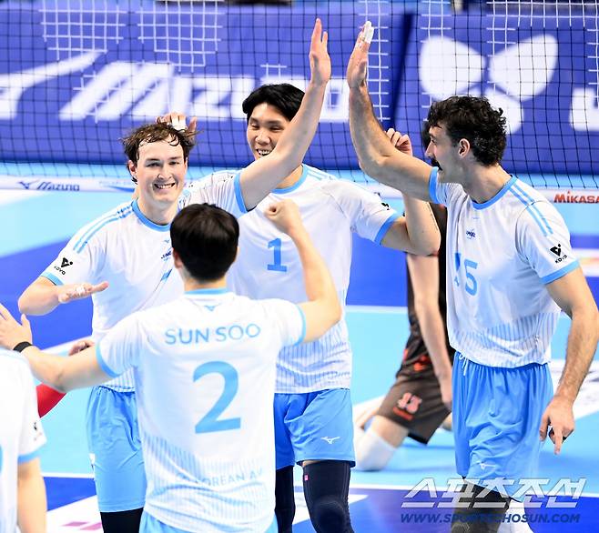 8일 인천계양체육관에서 열린 V리그 남자부 대한항공과 OK저축은행의 경기, 대한항공 이든이 공격을 성공한 후 러셀과 하이파이브를 하고 있다. 인천=허상욱 기자wook@sportschosun.com/2026.02.18/