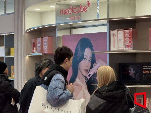 성수동에 위치한 에이피알 메디큐브 성수에서 관광객들이 매장을 둘러보고 있다. 한예주 기자