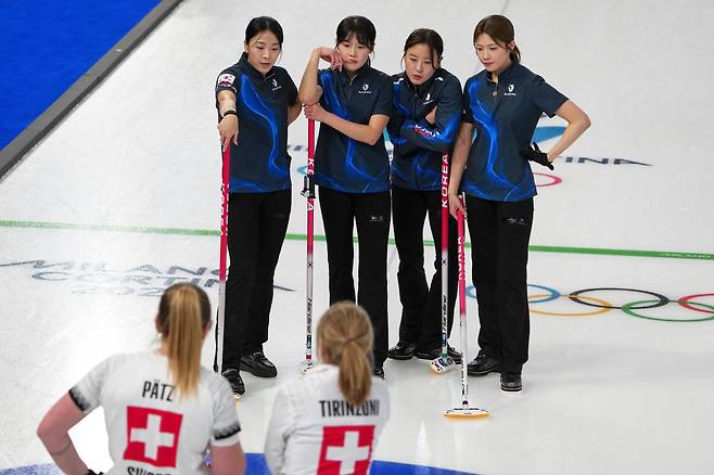 한국 여자 컬링 대표 김민지(왼쪽부터), 설예은, 김은지, 설예지가 16일(현지 시각) 스위스와 벌인 올림픽 라운드로빈 7차전에서 작전을 회의하고 있다./AP 연합뉴스