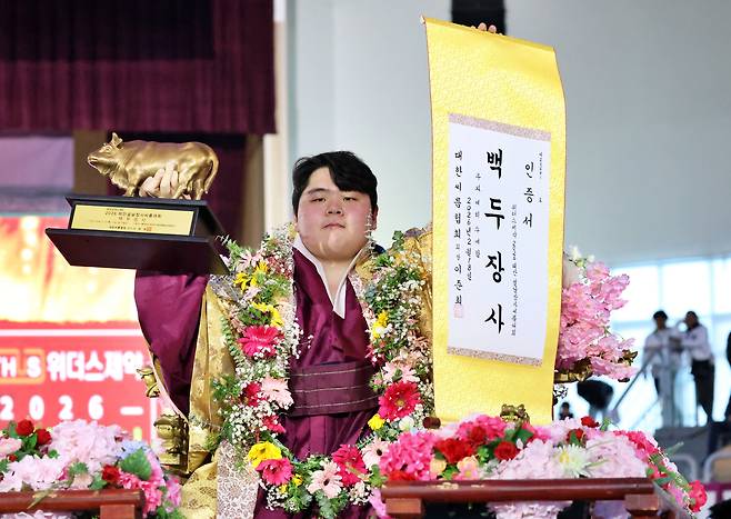 18일 충청남도 태안군 태안종합실내체육관에서 열린 '위더스제약 2026 태안설날장사씨름대회' 백두장사(140kg 이하)에 등극한 김민재(영암군민속씨름단)가 장사꽃가마를 타고 기념 촬영하고 있다. /연합뉴스
