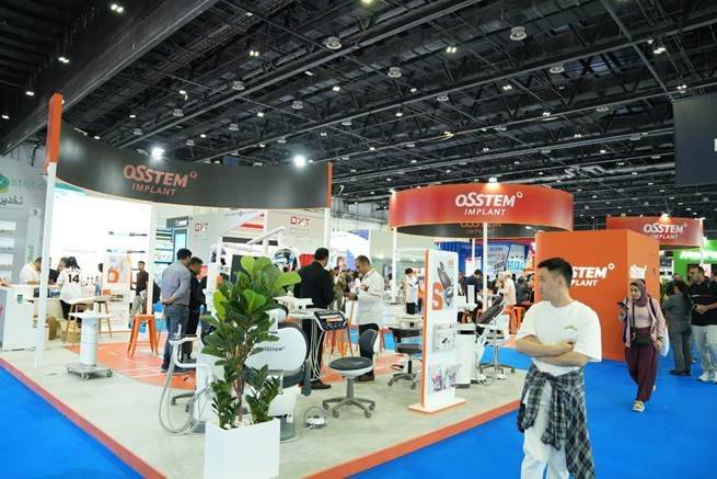 지난 1월 19~21일 'AEEDC Dubai 2026'에 참가한 오스템임플란트의 부스가 관람객들로 붐비고 있다. 오스템임플란트 제공