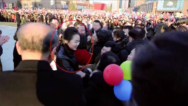김정은 북한 국무위원장의 딸 주애(붉은 원)가 16일 평양 화성지구 4단계 1만 세대 살림집 준공식에서 새 살림집을 배정받은 주민들과 손을 잡으며 인사하고 있다. 조선중앙TV 화면 캡처