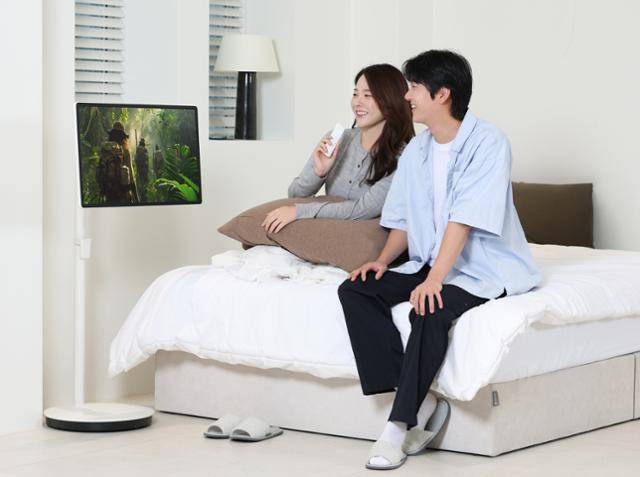 삼성전자 모델들이 화면과 스탠드를 분리해 자유롭고 간편하게 사용할 수 있는 무선 이동형 스크린 '더 무빙스타일'을 체험하고 있다. 삼성전자 제공