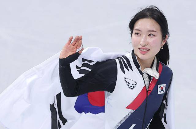 김길리가 16일 이탈리아 밀라노 아이스스케이팅 아레나에서 열린 2026 밀라노·코르티나담페초 동계올림픽 쇼트트랙 여자 1,000m 결승에서 동메달을 확보한 후 태극기를 두르고 세리머니를 하고 있다. 밀라노=뉴스1