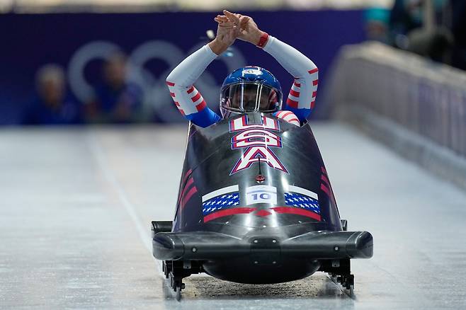 레이스를 마친 직후 기록을 확인한 뒤 환호하는 테일러. AP=연합뉴스