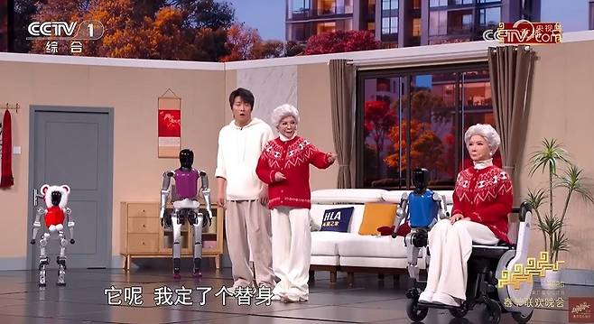 지난 16일 중국중앙방송(CC-TV)의 설 갈라쇼 춘완(春晩, 春節聯歡晩會·춘절연환만회의 준말)에 노에틱스사가 제작한 휴머노이드가 인간배우들과 함께 단막극을 공연했다. CC-TV 유튜브 캡처