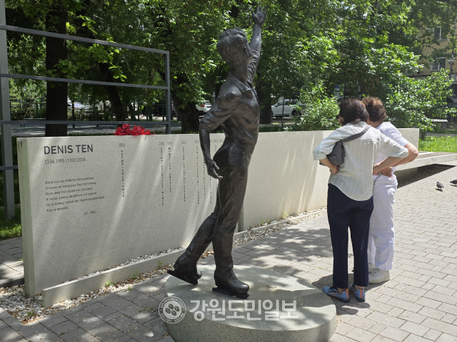 ▲ 지난해 5월 찾은 데니스 텐 동상. 알마티 시민들이 데니스 텐 추모 기념비를 살펴보고 있다. 정민엽 기자
