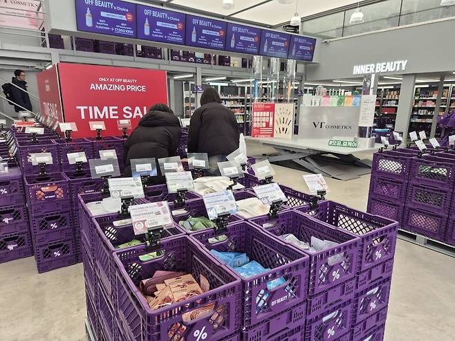 '오프뷰티 성수메가팩토리점'에서 판매하고 있는 500~1000원짜리 초저가 마스크팩. (사진=이선아 기자)