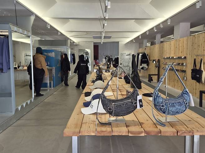 '마뗑킴 성수 플래그십 스토어'에서 방문객들이 매장을 둘러보고 있다. (사진=이선아 기자)