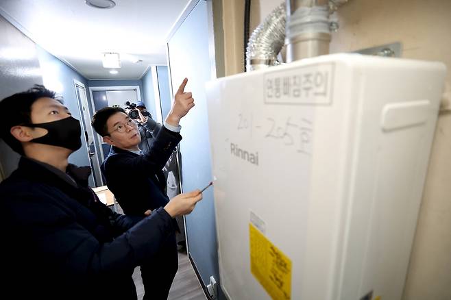 정원오 성동구청장이 지난 14일 관내 한 고시원을 찾아 보일러 상태를 점검하고 있다. 성동구 제공
