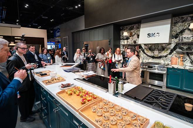 미국 올랜도에서 열린 북미 최대 주방·욕실 전시회 'KBIS 2026'에서 고객들이 LG전자 초프리미엄 가전 'SKS'를 둘러보고 있다. LG전자