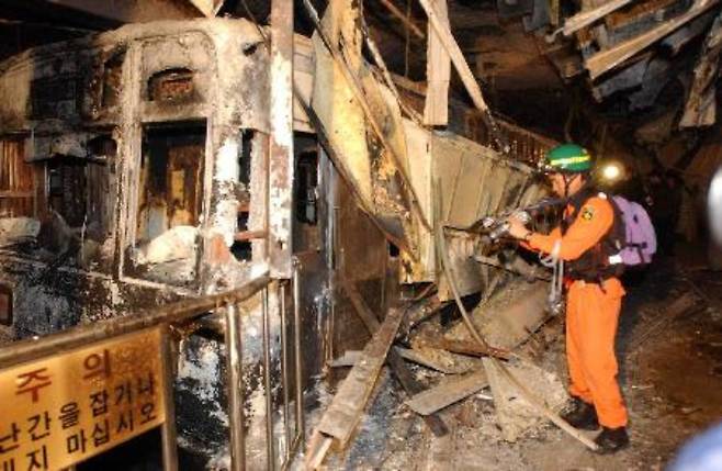 2003년 2월 18일 대구 지하철1호선 중앙로역에서 전동차에 화재가 발생해 192명이 숨지고 151명이 중.경상을 입은 대참사가 발생했다. 사진은 화재사고때 불에 탄 대구 지하철 1호선 지하철 객차와 사체에 대해 경찰감식반이 감식을 벌이고 있는 모습./사진=뉴시스