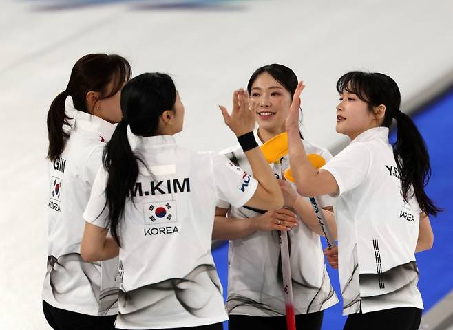 한국 여자 컬링팀(스킵 김은지·서드 김민지·세컨드 김수지·리드 설예은·핍스 설예지)이 세계 최강팀 중 하나인 스웨덴을 꺾었다. /로이터=뉴스1