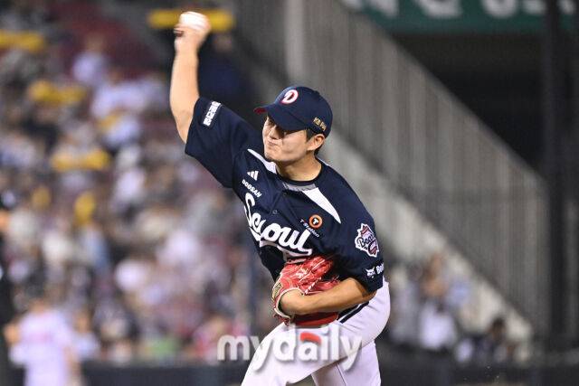 30일 서울 잠실야구장에서 열린 '2025 신한 SOL BANK KBO리그' 두산 베어스와 LG 트윈스 경기. 두산 김택연이 9회말 교체되 마운드에 올라 힘차게 투구하고 있다./마이데일리
