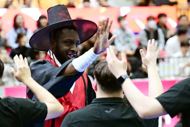 한복에 갓까지 완벽하게 입은 베논이 코칭스텝과 하이파이브를 하며 입장하고 있다. / 한국배구연맹(KOVO)