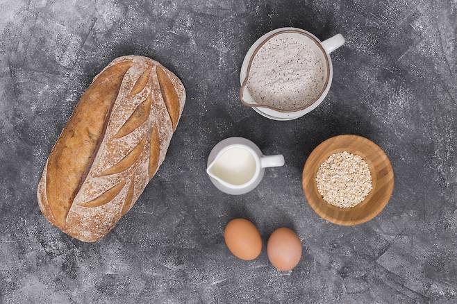 탄수화물을 섭취할 때 섬유질이 풍부한 채소와 단백질을 곁들이면 포도당 흡수 속도를 늦출 수 있다. “무엇을 먹느냐”만큼 “어떻게 조합하느냐”가 10년 뒤의 혈관 건강을 결정하는 핵심이다. freepik