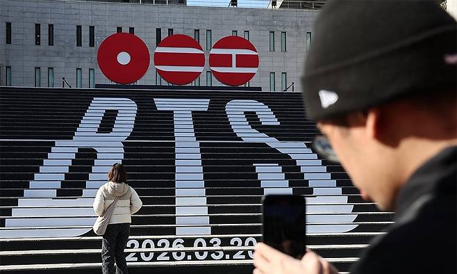 광화문 광장에서 열리는 그룹 방탄소년단(BTS)의 컴백 공연으로 광화문 일대에 대규모 인파가 몰리면서 결혼식장 주변이 큰 혼잡을 빚을 것으로 예상된다. 사진은 지난 1월 6일 서울 종로구 세종문화회관 계단에 설치된 방탄소년단(BTS) 컴백 홍보물. 연합뉴스