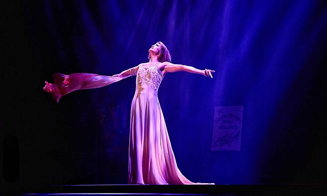 롤라역의 서경수가 요양원에서 노래 부르는 장면.