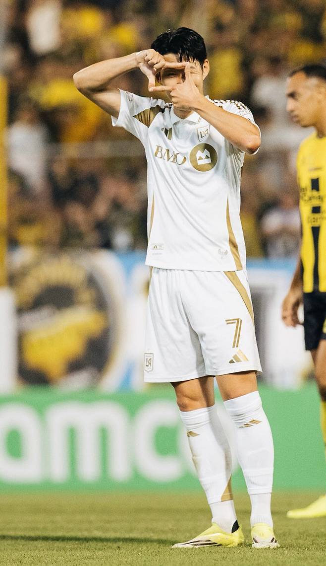 LAFC 손흥민이 18일 온두라스 산페드로술라의 프란시스코 모라산 스타디움에서 열린 2026 북중미카리브해축구연맹 챔피언스컵 1라운드 1차전 레알 에스파냐전에서 페널티킥으로 시즌 첫 골을 성공시킨 후 세리머니하고 있다. LAFC 제공