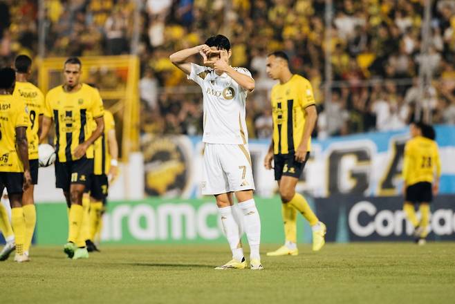 로스앤젤레스(LA)FC 손흥민이 18일(한국시간) 온두라스 산페드로술라의 프란시스코 모라산 경기장에서 열린 레알 에스파냐(온두라스)와의 2026 북중미카리브축구연맹(CONCACAF) 챔피언스컵 1라운드 1차전에서 페널티킥으로 시즌 첫 골을 터뜨린 뒤 찰칵 세리머니를 하고 있다. /사진=LAFC SNS 캡처