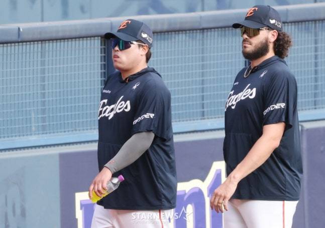 지난해 7월 류현진(왼쪽)과 함께 훈련하고 있는 코디 폰세. /사진=김진경 대기자