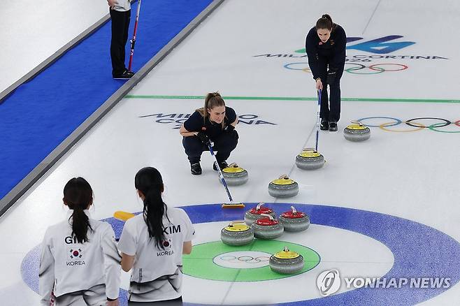고민하는 스웨덴 (코르티나담페초=연합뉴스) 서대연 기자 = 18일(현지시간) 이탈리아 코르티나담페초 컬링 올림픽 스타디움에서 열린 2026 밀라노ㆍ코르티나담페초 동계올림픽 컬링 여자 라운드로빈 한국과 스웨덴의 경기 3엔드에서 스웨덴 선수들이 샷 전략을 고민하고 있다. 2026.2.18 dwise@yna.co.kr