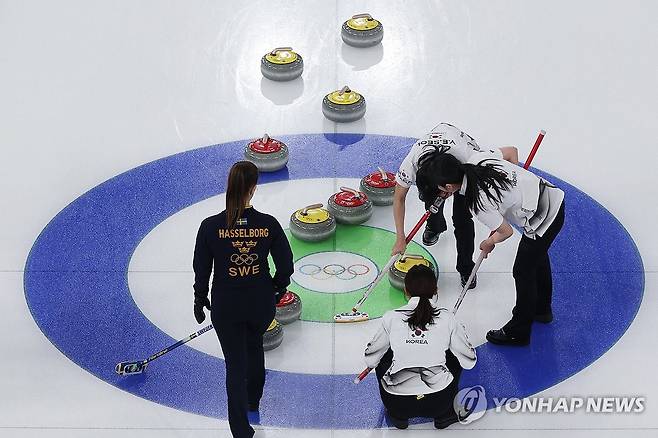 오늘도 절묘한 김민지의 샷 (코르티나담페초=연합뉴스) 서대연 기자 = 18일(현지시간) 이탈리아 코르티나담페초 컬링 올림픽 스타디움에서 열린 2026 밀라노ㆍ코르티나담페초 동계올림픽 컬링 여자 라운드로빈 한국과 스웨덴의 경기에서 김민지가 투구한 스톤이 버튼으로 향하고 있다. 2026.2.18 dwise@yna.co.kr