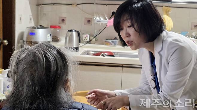 환자를 진료하고 있는 황지현 원장. ⓒ제주의소리
