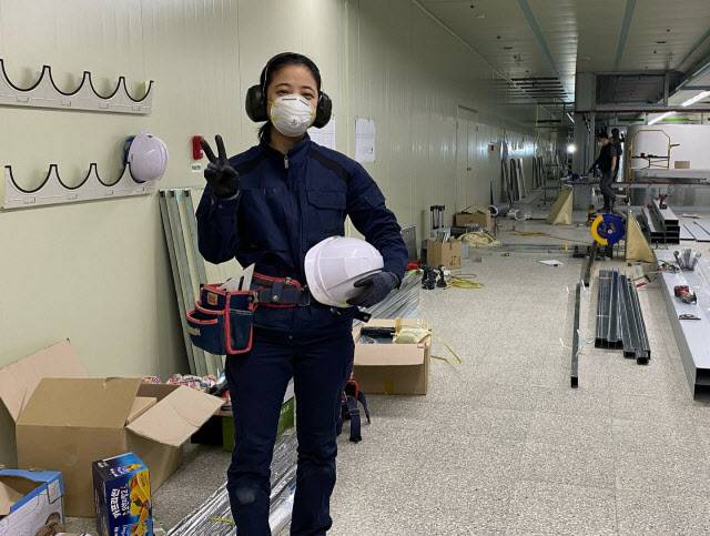 목수로 변신한 류 전 의원. (사진=페이스북 캡처)