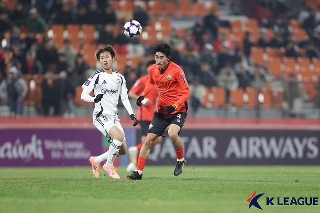 강원FC는 지난해 11월 25일 열린 2025-26 ACLE 리그 스테이지에서 마치다 젤비아에 1-3으로 졌다. (한국프로축구연맹 제공)