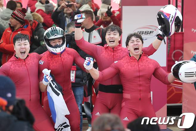 2018 평창 올림픽에서 아시아 최초 봅슬레이 은메달을 땄던 원윤종(맨 왼쪽). ⓒ 뉴스1 이재명 기자