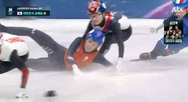 충돌을 버틴 최민정. ⓒJTBC