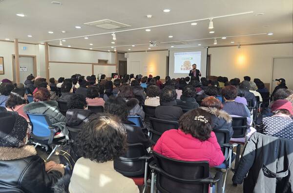 BNK경남은행 김덕원 울산도시공사영업소장이 지역 어르신들을 대상으로 '전기통신금융사기 피해예방 금융교육'을 하고 있다. ⓒBNK경남은행