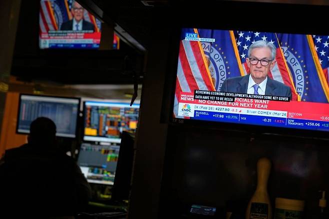 뉴욕증권거래소(NYSE)에 설치된 텔레비전 화면에 제롬 파월 연방준비제도(Fed) 의장의 기자회견 장면이 방송되고 있는 모습. AP연합뉴스