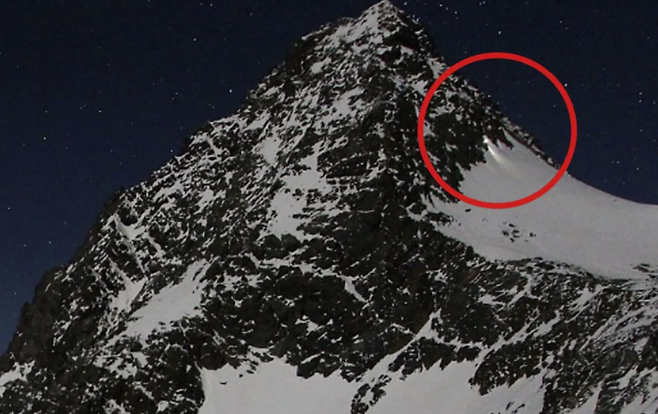 사건 당시 웹캠 영상에는 남자친구가 손전등을 들고 하산하는 모습이 담겼다. 포토웹캠, BBC