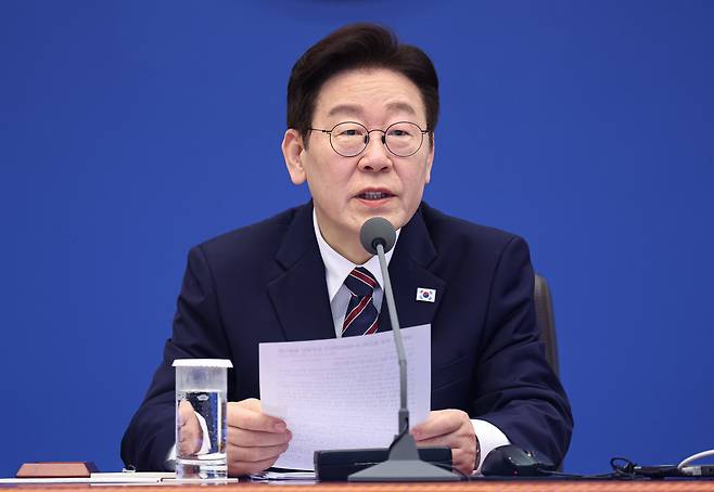 이재명 대통령이 지난 12일 청와대에서 열린 수석보좌관회의에서 발언하고 있다. /뉴스1