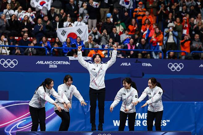 18일 밀라노 코르티나 2026 동계올림픽 쇼트트랙 스피드 스케이팅 여자 3000m 계주 금메달리스트인 한국의 선수들이 시상식에서 시상대 위에 오르며 세리머니를 하고 있다.가운데는 경기에 뛰지 않은 이소연 선수./로이터 연합뉴스
