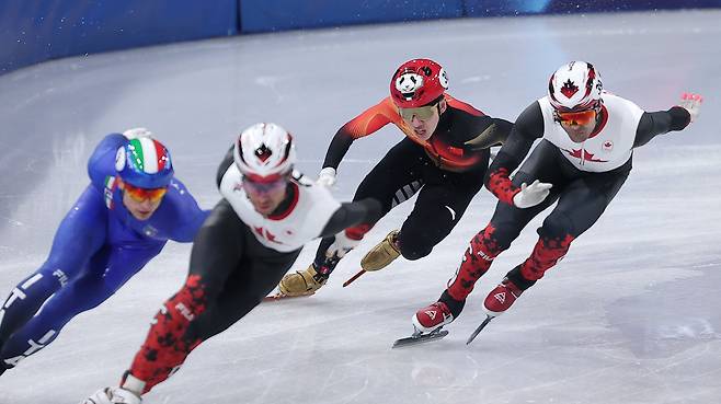 중국 쇼트트랙 린샤오쥔(한국명 임효준)이 18일(현지시각) 이탈리아 밀라노 아이스스케이팅 아레나에서 열린 2026 밀라노·코르티나담페초 동계올림픽 쇼트트랙 남자 500m 준준결승에서 질주하고 있다. 린샤오쥔은 조4위로 결승선을 통과하며 준결승 진출에 실패했다. /뉴스1