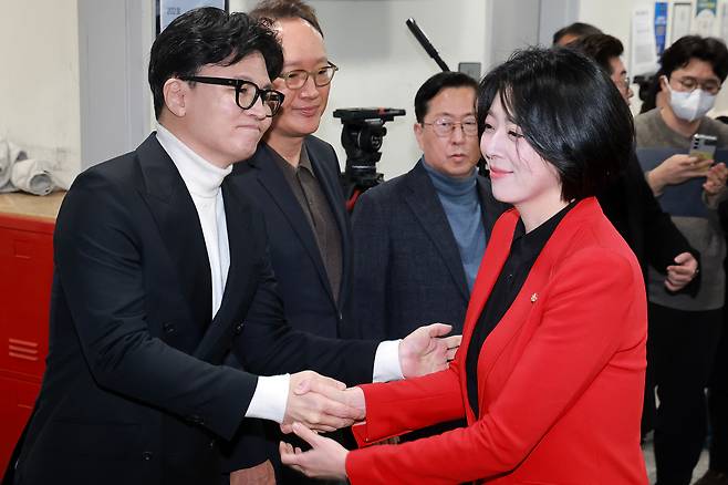 <YONHAP PHOTO-6854> 인사하는 한동훈-배현진 (서울=연합뉴스) 신현우 기자 = 국민의힘 배현진 의원이 13일 국회 소통관에서 당 중앙윤리위원회가 배 의원에 대해 당원권 정지 1년 처분을 내린 것과 관련해 기자회견하기 앞서 한동훈 전 대표와 인사하고 있다. 2026.2.13 nowwego@yna.co.kr/2026-02-13 18:12:56/<저작권자 ⓒ 1980-2026 ㈜연합뉴스. 무단 전재 재배포 금지, AI 학습 및 활용 금지>