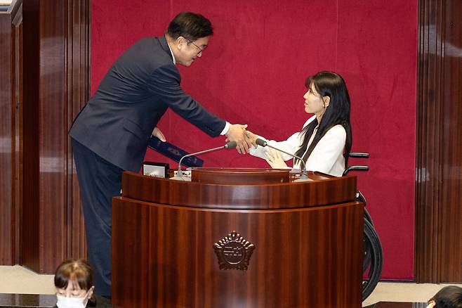 국민의힘 인요한 의원 사퇴로 비례대표 의원직을 승계받은 이소희 의원이 1월 15일 서울 여의도 국회에서 열린 제431회 국회(임시회) 제1차 본회의에서 의원 선서를 마친 후 우원식 국회의장에게 선서문을 전달한 뒤 악수하고 있다./뉴스1