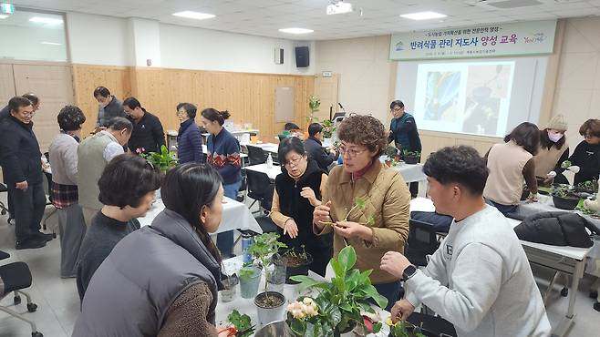 계룡시는 지난 9일부터 13일까지 5회에 걸쳐 시민 20명을 대상으로 농업기술센터 도시농업교육장에서 '반려식물 관리 지도사 양성 교육'을 성공적으로 진행했다. 계룡시 제공