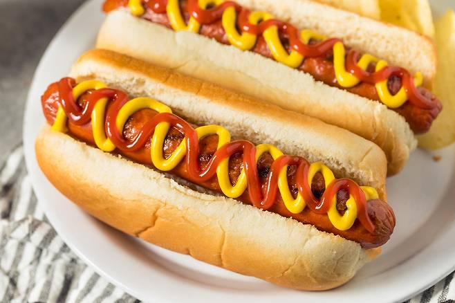 가공육이 들어간 핫도그. 2021년 네이처 푸드(Nature Food)에 발표된 연구에서는 핫도그 한 개가 건강수명에 평균 -36분 영향을 미칠 수 있다는 모델링 결과가 제시됐다.