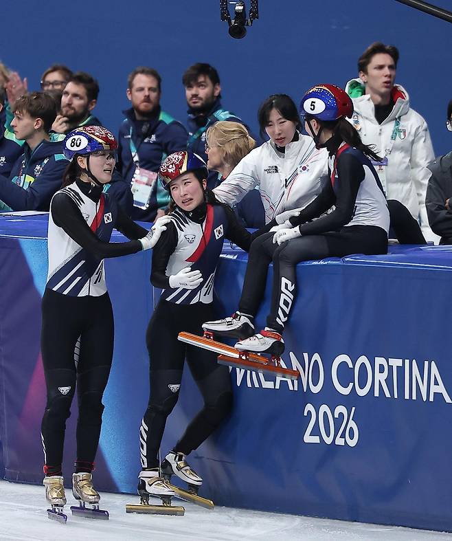 대한민국 여자 쇼트트랙 대표팀 노도희(왼쪽부터), 김길리, 이소연, 최민정이 18일(현지시간) 이탈리아 밀라노 아이스스케이팅 아레나에서 열린 2026 밀라노·코르티나담페초 동계올림픽 쇼트트랙 여자 3000m 계주 결승에서 금메달을 차지한 후 기뻐하고 있다. 2026.2.19 ⓒ 뉴스1