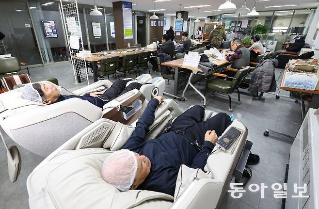 지난달 27일 서울 중구 ‘휴서울 이동노동자 북창쉼터’에서 이동노동자들이 휴식을 취하고 있다. 서울시에는 이런 이동노동자 쉼터가 30곳 있다. 쉼터 위치와 운영 시간 등은 서울노동포털에서 확인할 수 있다. 이한결 기자 always@donga.com