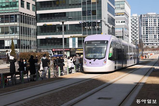 19일 서울 송파구 위례신도시에서 위례선 트램 차량 시운전이 시작됐다. 시운전은 차량과 시설물 정상작동 여부와 주행, 제동, 신호체계의 안전성을 확인하기 위해서다. 김재명 기자 base@donga.com