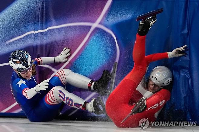 또 폴란드 선수와 함께 넘어지는 스토더드.연합뉴스