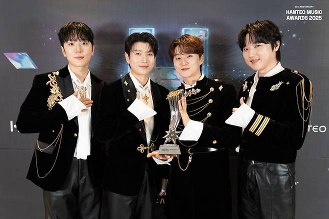 지난 15일 서울 송파구 올림픽공원 KSPO DOME에서 열린 ‘33주년 한터뮤직어워즈 2025’에서 특별상 스페셜 크로스오버 부문을 수상한 포레스텔라가 트로피를 들고 기념 촬영을 하고 있다. 한터글로벌 제공